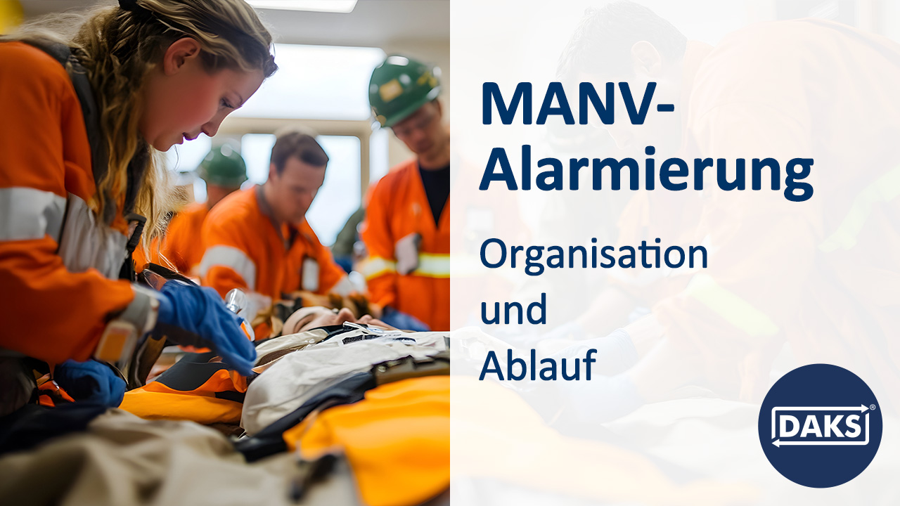 Gruppe von Rettungskräften in orangen Warnanzügen kümmert sich um einen bewusstlosen Patienten; halbtransparente Texttafel über der linken Bildhälfte mit Titel des Videos
