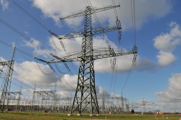 Freileitung mit Umspannwerk im Hintergrund
