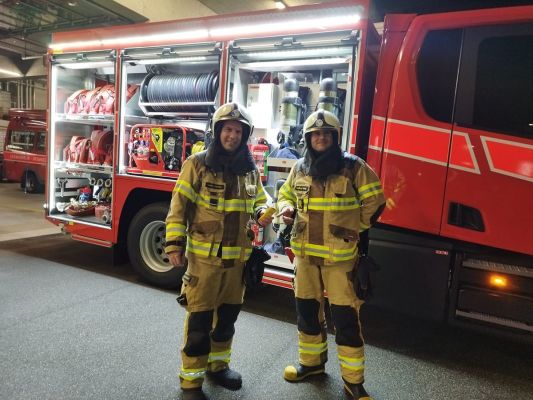 Lukas Kocher (links) und Mattias Sutter (rechts)  in voller Montur in der Werksfeuerwehr der Siegfried AG