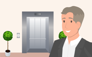 Mann im Anzug steht lächelnd vor einem Aufzug