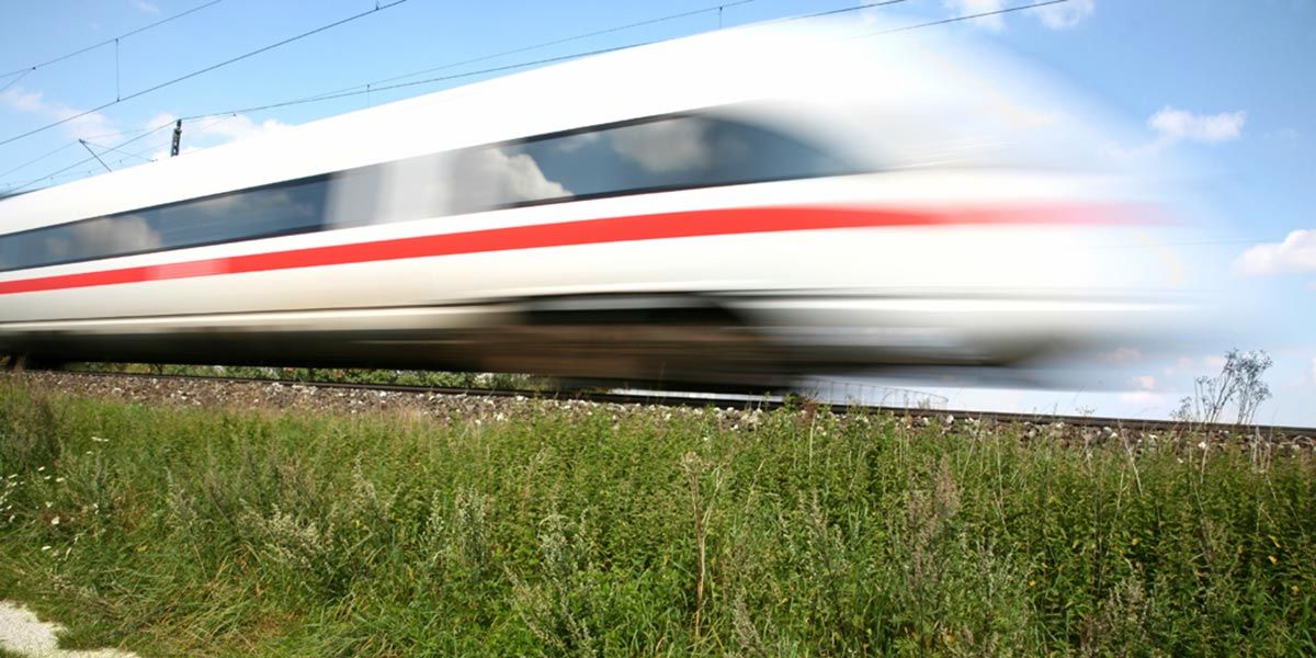 Fahrender ICE-Schnellzug mit starker Bewegungsunschärfe