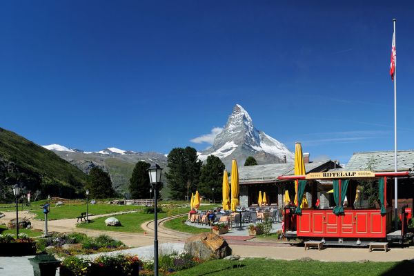 Riffelalp-Bahn mit Matterhorn im Hintergrund