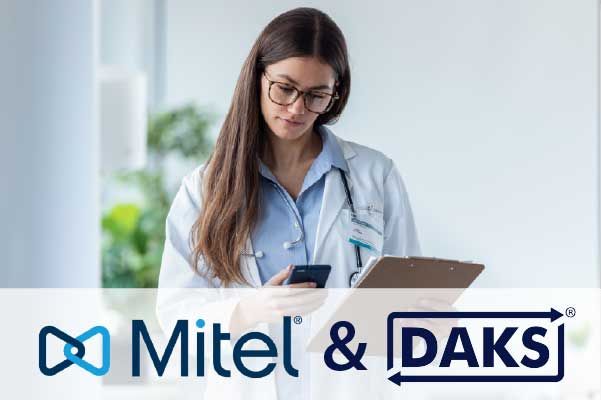 Krankenschwester mit Handy und Klemmbrett, davor das Mitel-Logo und das DAKS-Logo