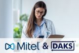 Krankenschwester mit Handy und Klemmbrett, davor das Mitel-Logo und das DAKS-Logo